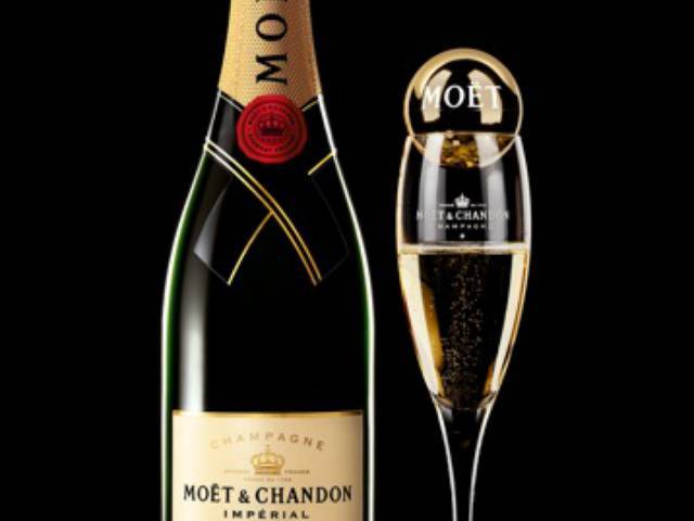 Each flute is topped with a gilded Moët Bubble