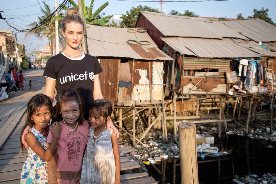 The model travelled with UNICEF to meet children living in overcrowded slum villages around the capital, Phnom Penh, who are struggling against poverty, hunger and disease