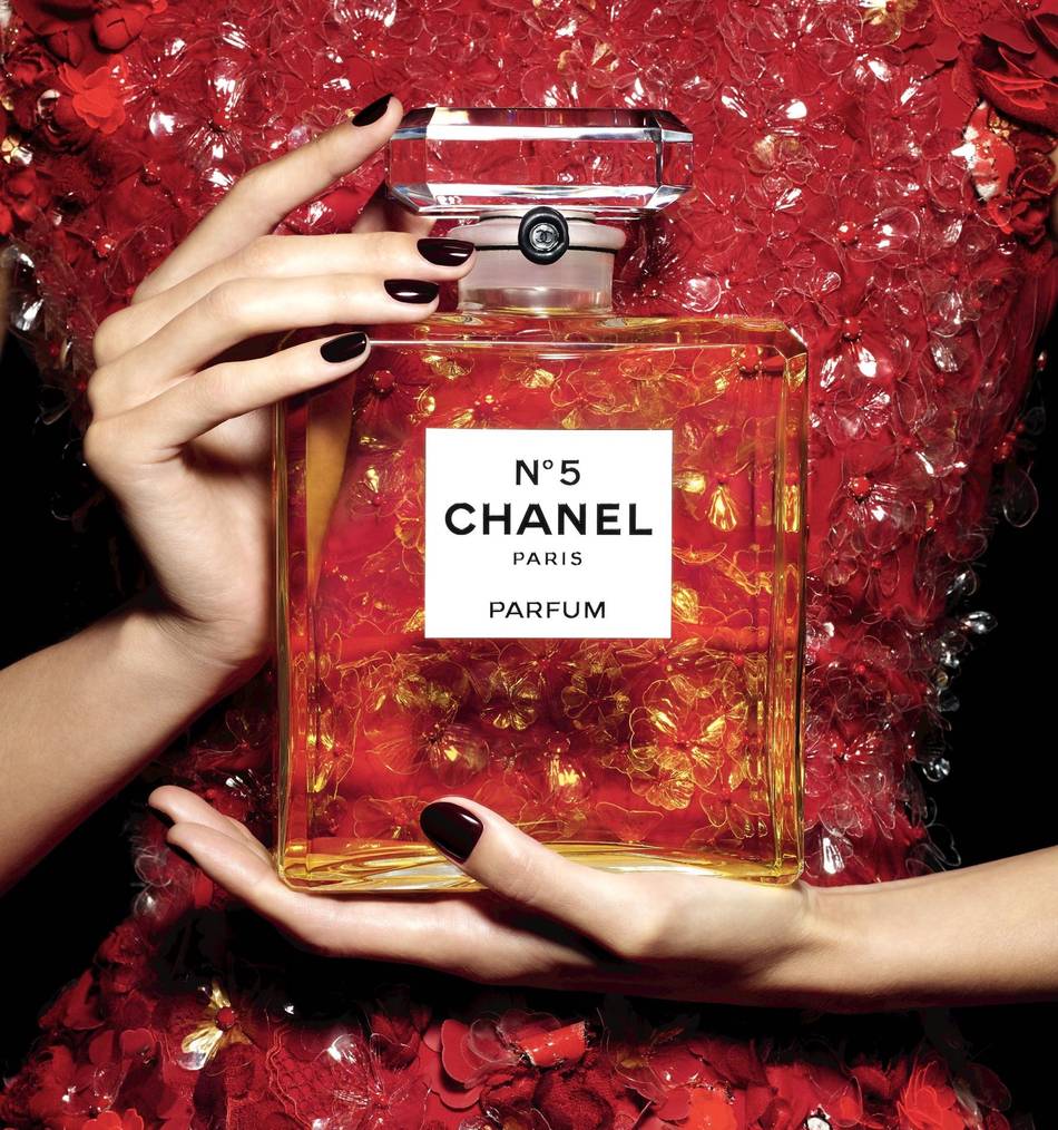 For this holiday season, the French luxury label has released a special limited edition travel-size versions of its iconic fragrance in 35ml size
