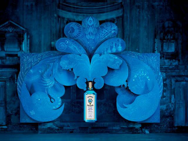 Bombay Sapphire pays tribute to the heritage and the origin of the luxury spirits brand