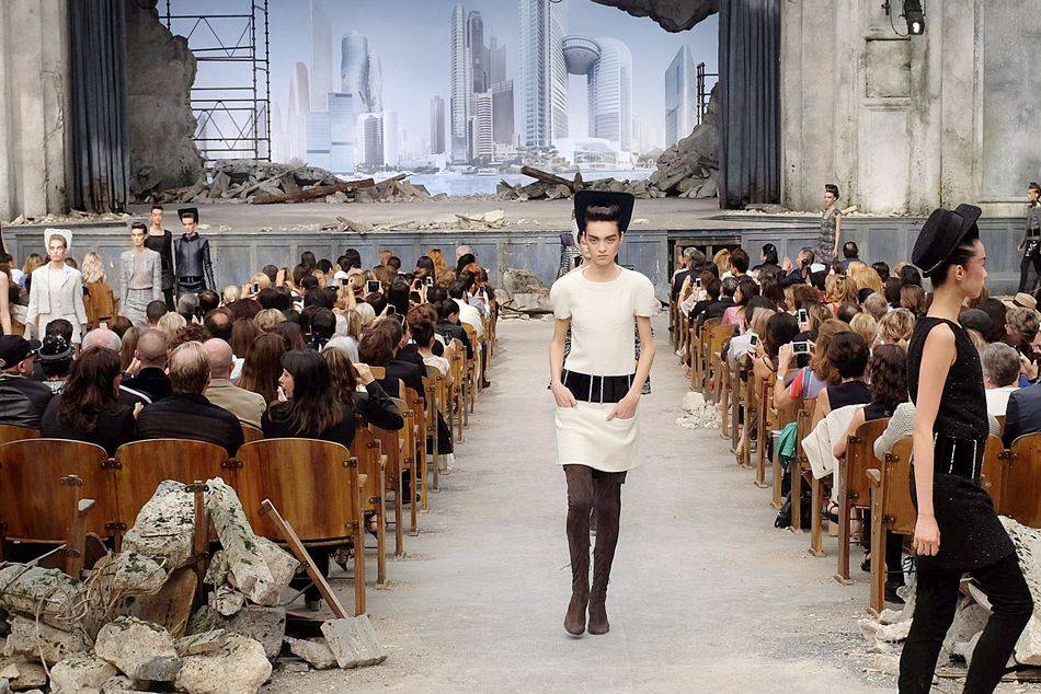 Karl Lagerfeld transports guests to CHANEL Haute Couture Week presentation from the past, and theatrically into the future with a collection that brings out the best from the Old World and the New