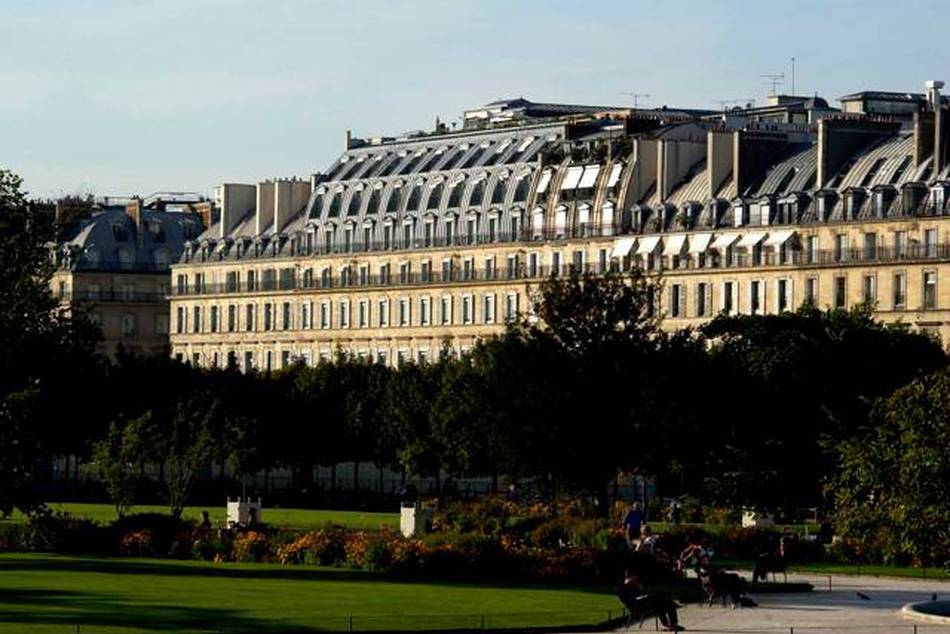 Ideally located opposite the Tuileries Garden, between Place de la Concorde and the Musée du Louvre