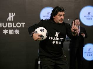 Joining forces with Maradona, Hublot donates to support the Children aid program in China 