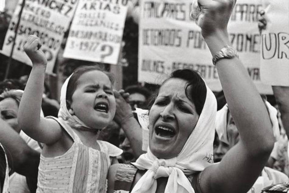 Mother and daughter, Plaza de Mayo 1982 | Credit: Adriana Lestido