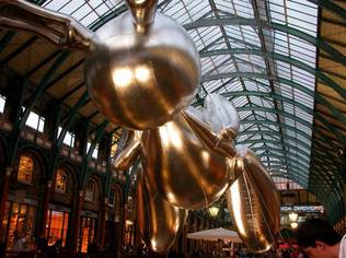 Jeff Koons' giant rabbit balloon, Covent Garden | Credit: <a href="http://www.flickr.com/photos/platoisboring/3998556169/">flickr/platoisboring</a>