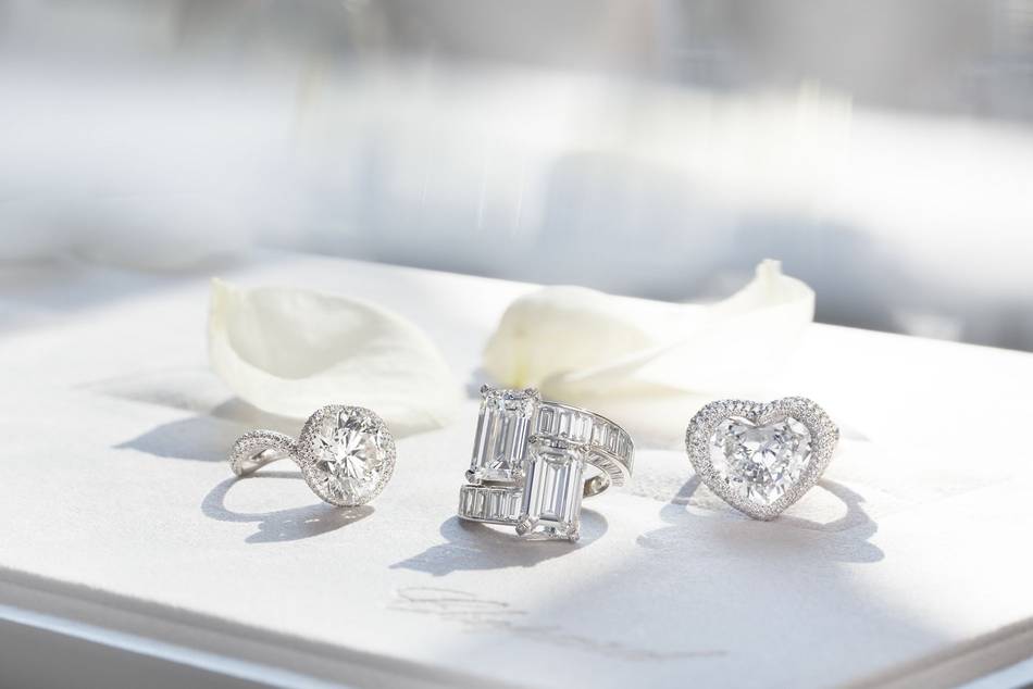Solitaire rings, wedding rings and bespoke jewellery sets from the Geneva-based jeweller accompanies couples’ every step on the path towards the most beautiful day of their lives