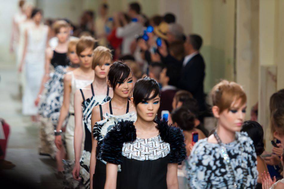 May: <a href="http://senatus.net/article/lagerfelds-cruise-2014-collection-chanel-brings-back-colonial-inspired-glamour/">CHANEL Cruise 2014 Fashion Show in Singapore</a>