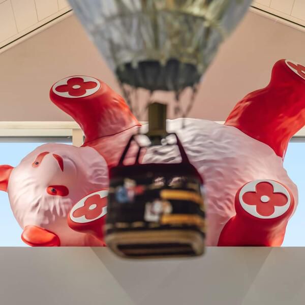 Louis Vuitton decora il suo nuovo negozio di Chengdu con una lunga coda di  tigre