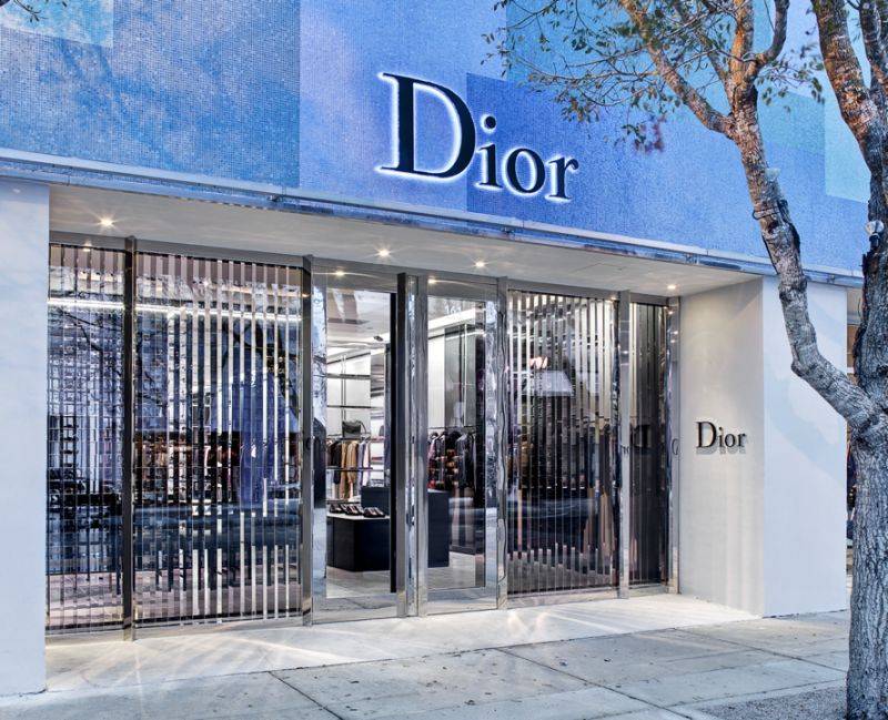 Marketing dior. Кристиан диор компания. Christian Dior Boutique. Завод диор. Вывеска Dior.