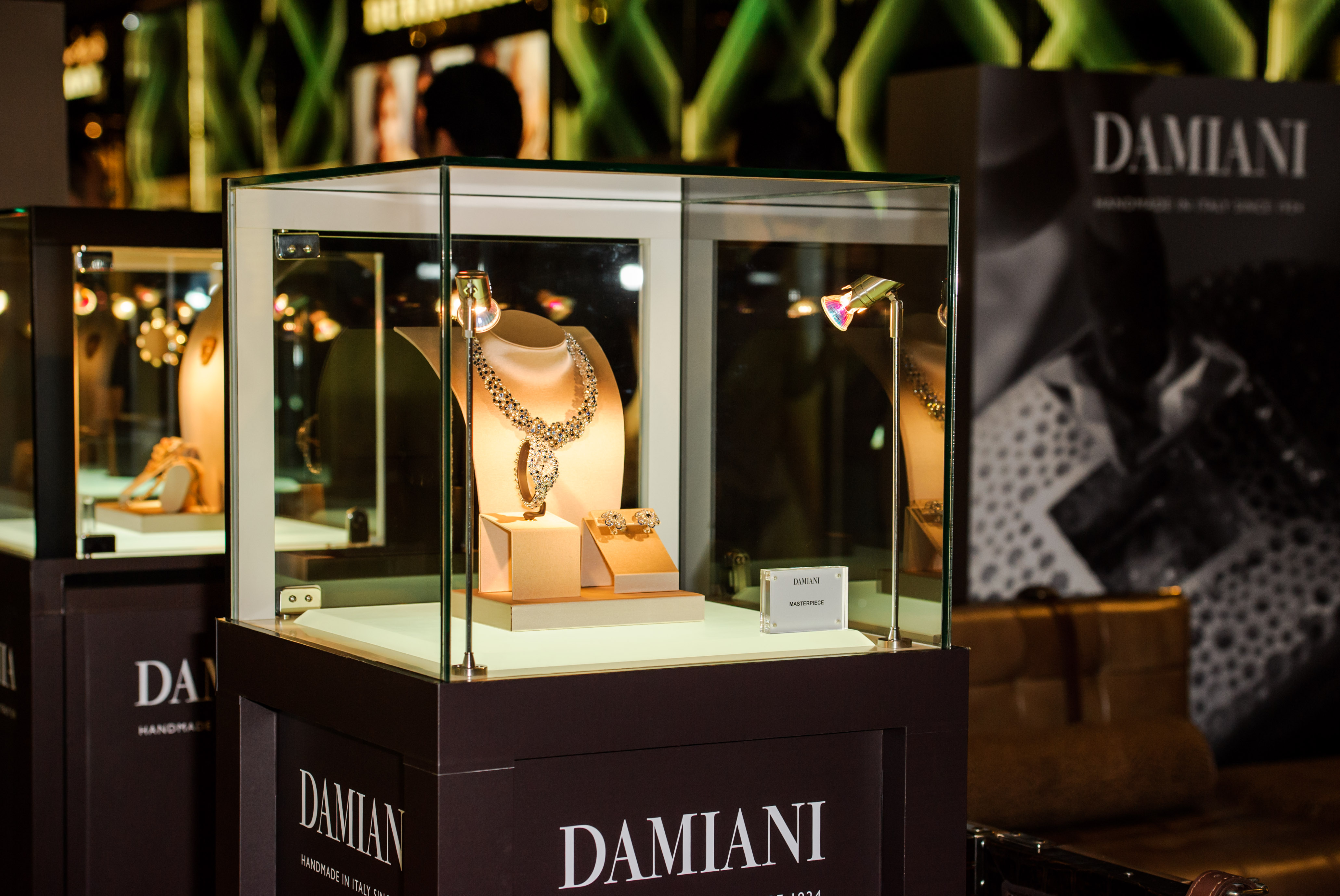 Скупка damiani. Бутик Дамиани. Часы Дамиани. Damiani реклама. Часы Дамиани женские.