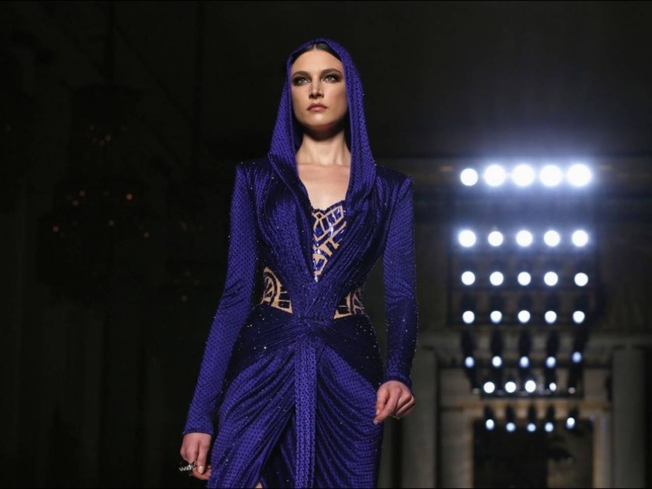 VERSACE ARCHIVE2007 アーティスティック ドレス Hooded Ensembles of 1980s Make Glamorous Revival in Atelier