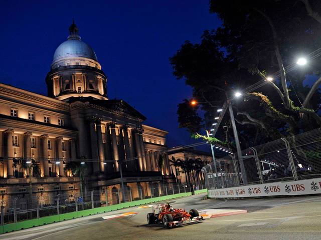 Alonso had a flawless drive to win the Singapore Grand Prix 2010, fending off Vettel who trailed clo