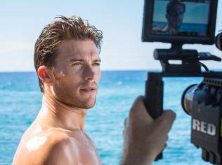Born and raised by the sea in California and Hawaii, Eastwood's personal lifestyle dovetails nicely with the oceanic visuals the fragrance has long stood for