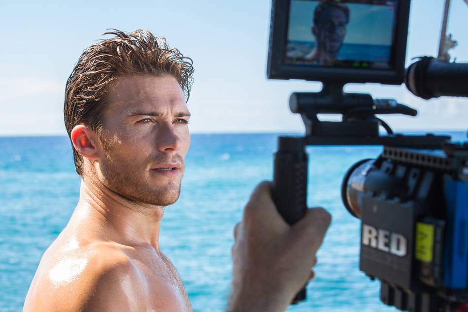 Born and raised by the sea in California and Hawaii, Eastwood's personal lifestyle dovetails nicely with the oceanic visuals the fragrance has long stood for