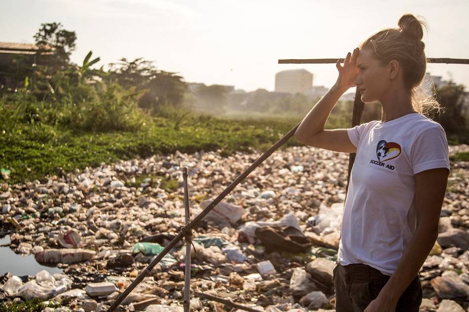 The model travelled with UNICEF to meet children living in overcrowded slum villages around the capital, Phnom Penh, who are struggling against poverty, hunger and disease