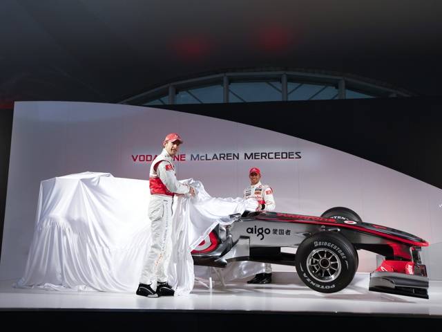 Jenson Button and Lewis Hamilton unveil the MP4-25 to the public
