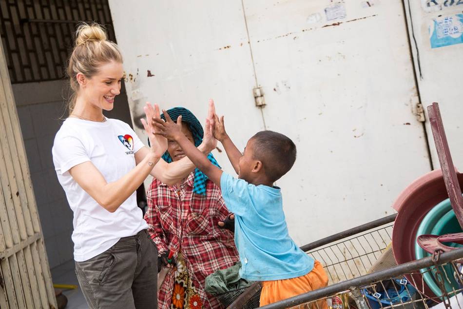 The model travelled with UNICEF to meet children living in overcrowded slum villages around the capital, Phnom Penh, who are struggling against poverty, hunger and disease