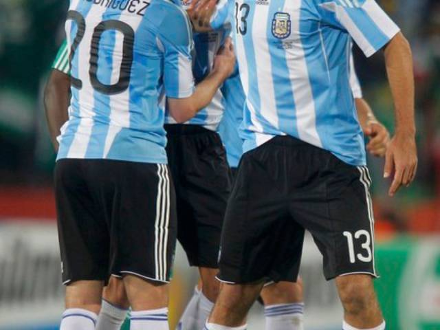 Argentina's Gabriel Heinze (C) celebrates his team's win over Nigeria with team mates
