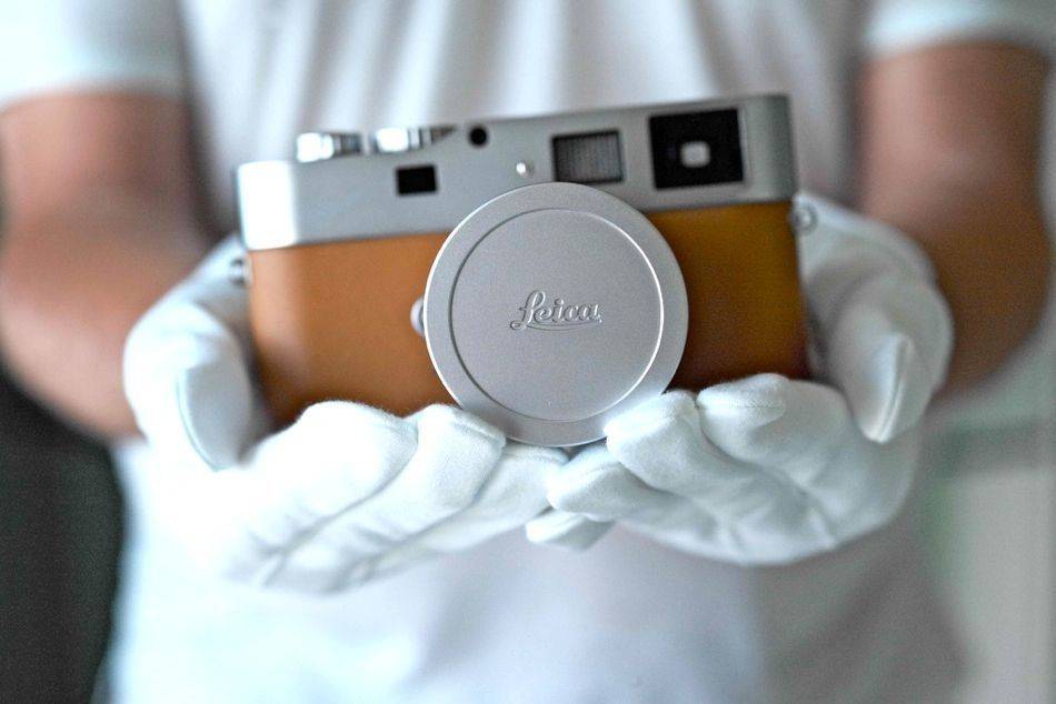 Created in tribute to the former president of Hermès who passed away in May 2010, the camera is third in a line of premium special editions of the Leica M-System to be created in collaboration with the renowned Parisian house
