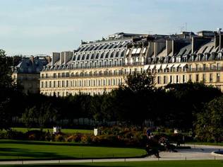 Ideally located opposite the Tuileries Garden, between Place de la Concorde and the Musée du Louvre