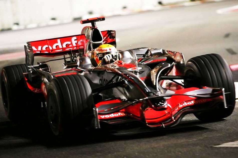 Lewis Hamilton wins the Singtel Singapore Grand Prix 2009