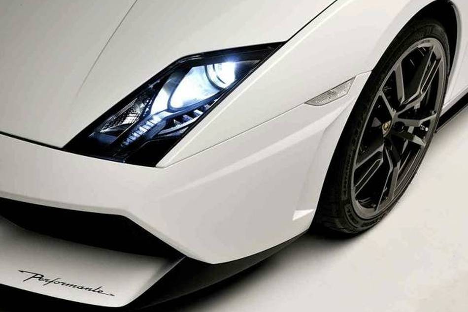 Lamborghini is setting a new benchmark in the open-top super sports car segment