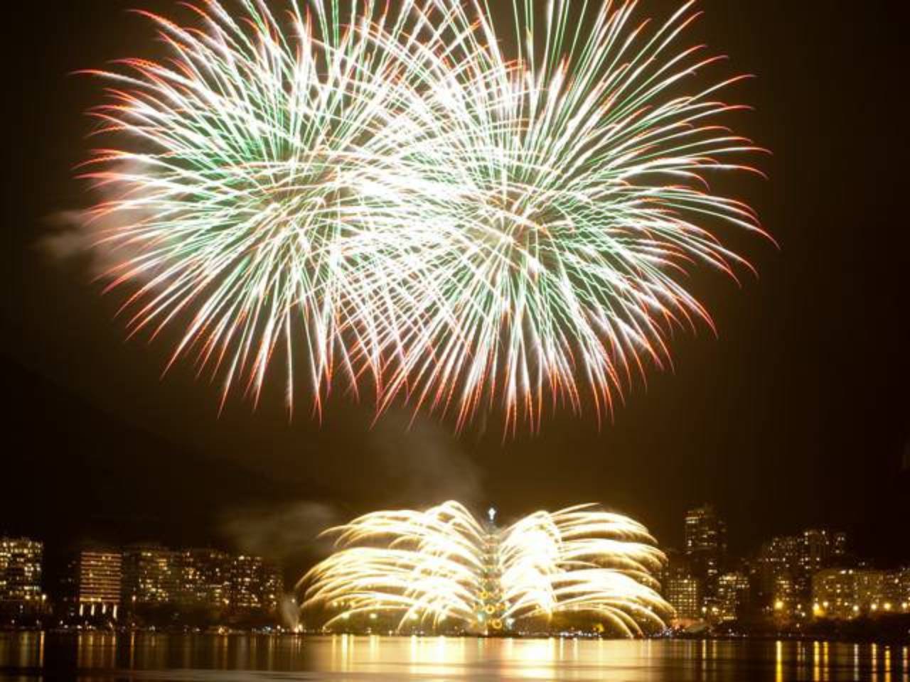 Largest floating Christmas Tree in the World SENATUS