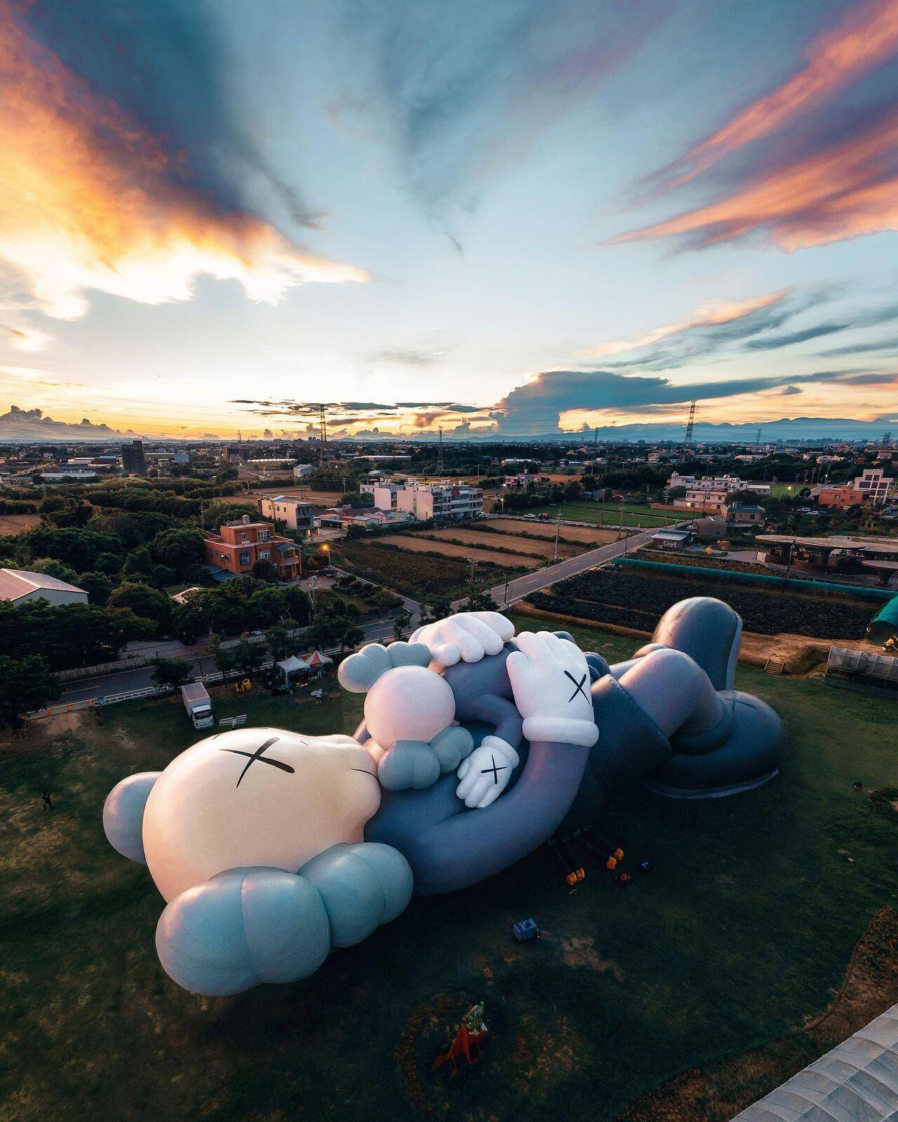 KAWS HOLIDAY SINGAPORE 真作 42-Metre Long KAWS:HOLIDAY Installation Makes Stop in