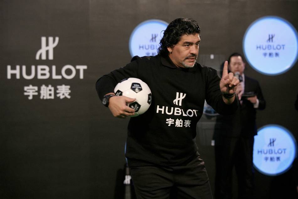 Joining forces with Maradona, Hublot donates to support the Children aid program in China 