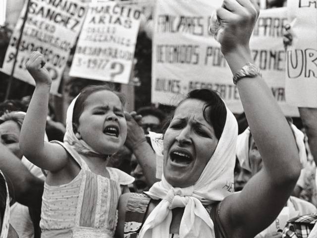 Mother and daughter, Plaza de Mayo 1982 | Credit: Adriana Lestido