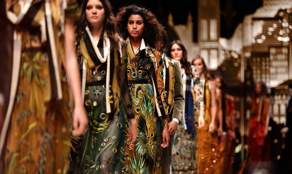 Burberry Revolutionises Fashion Industry with Bold Move to Unify Runway ...
