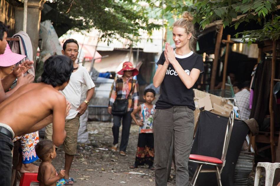 The model travelled with UNICEF to meet children living in overcrowded slum villages around the capital, Phnom Penh, who are struggling against poverty, hunger and disease