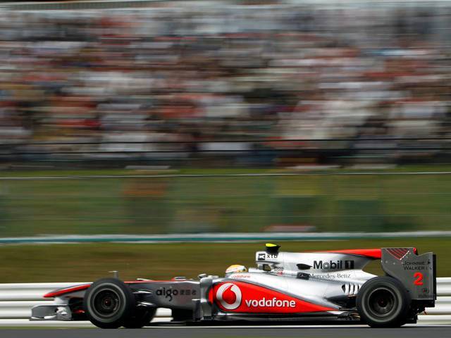 McLaren's title-contender Lewis Hamilton crashed in first practice at the Japanese Grand Prix