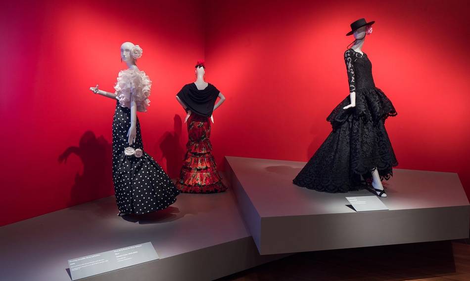 With more than 130 ensembles, this world-premiere retrospective pays tribute to one of the most beloved and influential fashion icons of our time