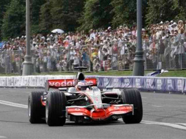 McLaren's Jenson Button served up doughnuts on the streets of Moscow