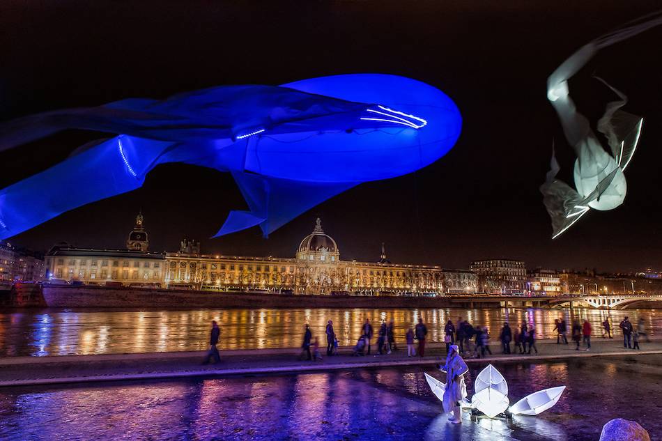 Be enchanted by giant dream-like light birds dancing in a spectacular aerial ballet